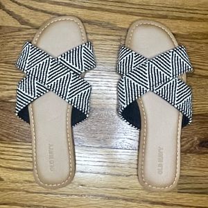 Black and white old navy women’s size 8 sandals
